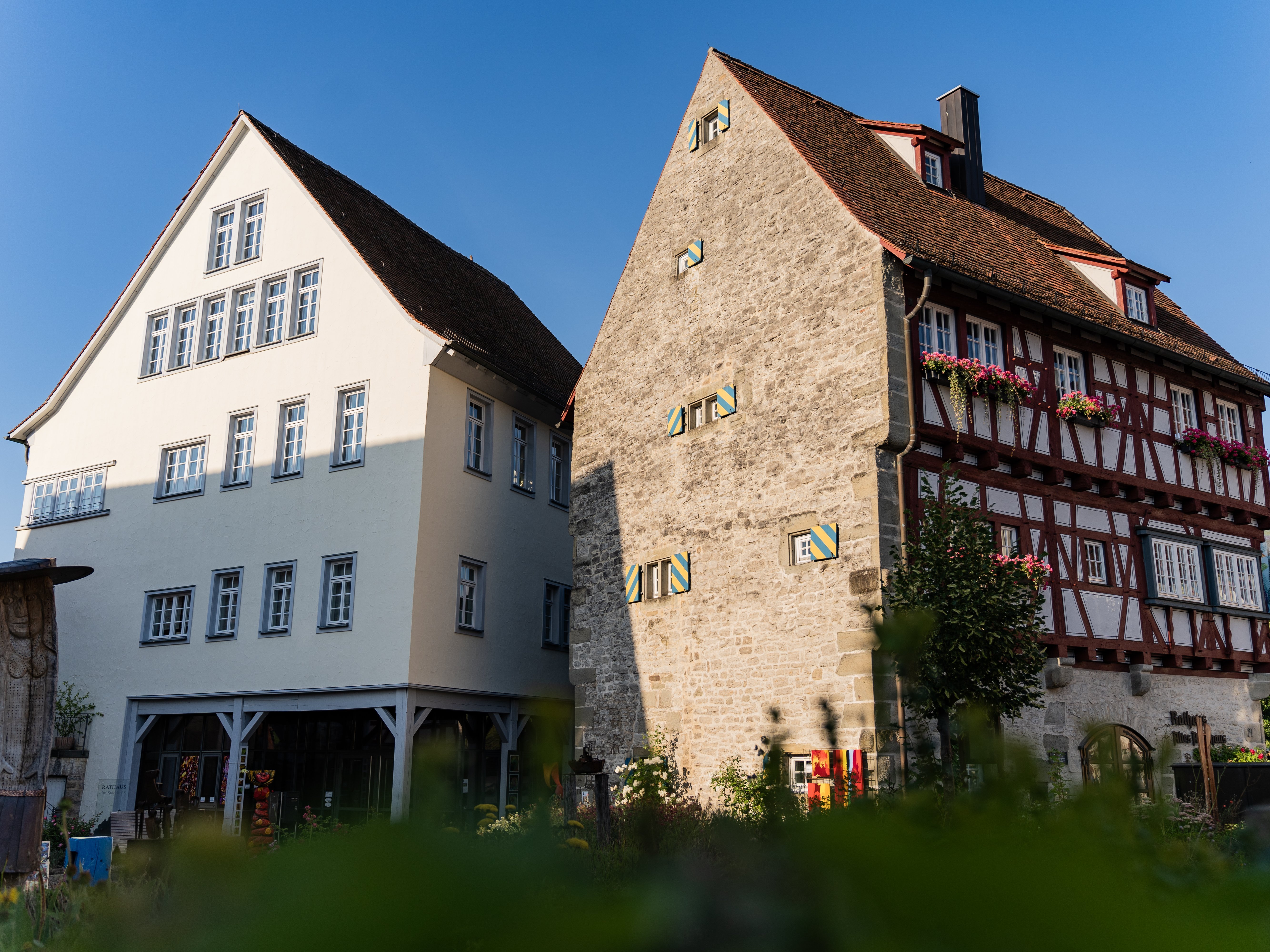 Rathausgebäude durch Glassteg verbunden